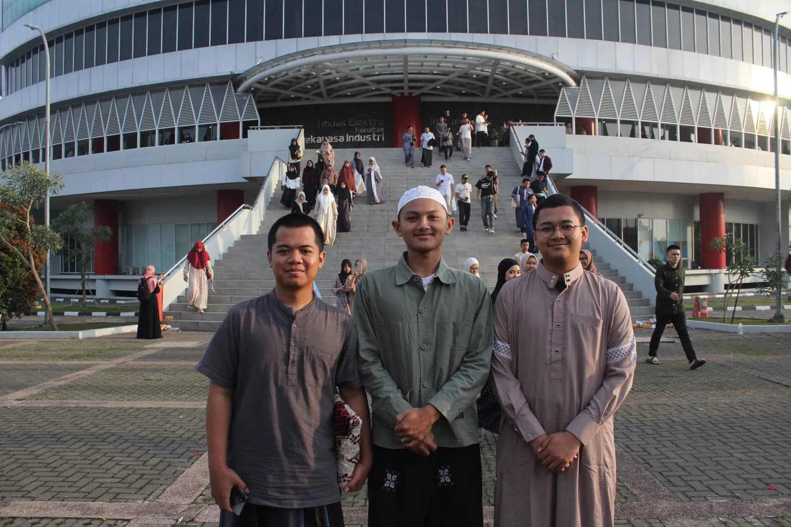 Antusiasme mahasiswa baru menyimak arahan panitia