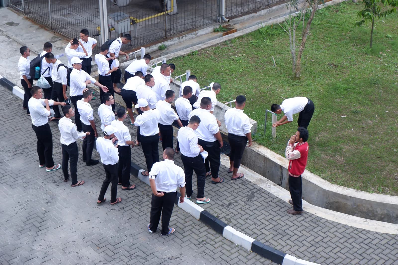 Pengondisian shaf jamaah sholat dzuhur