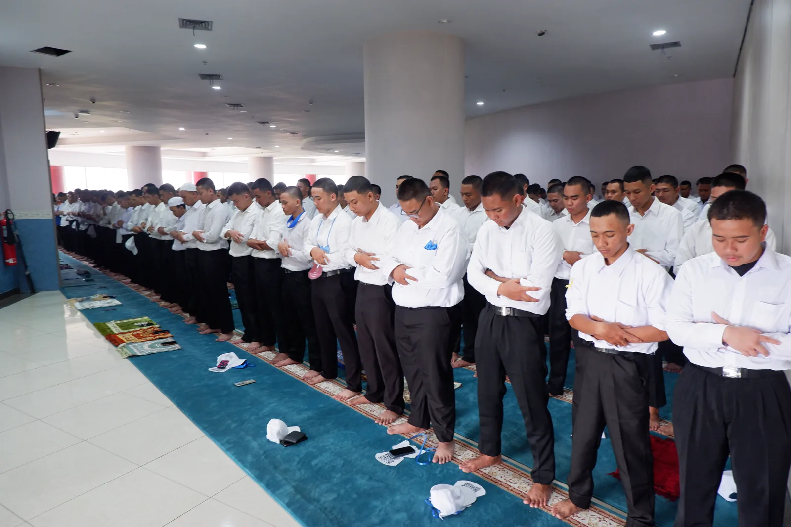 Pemanduan arah tempat wudhu bagi peserta PMB