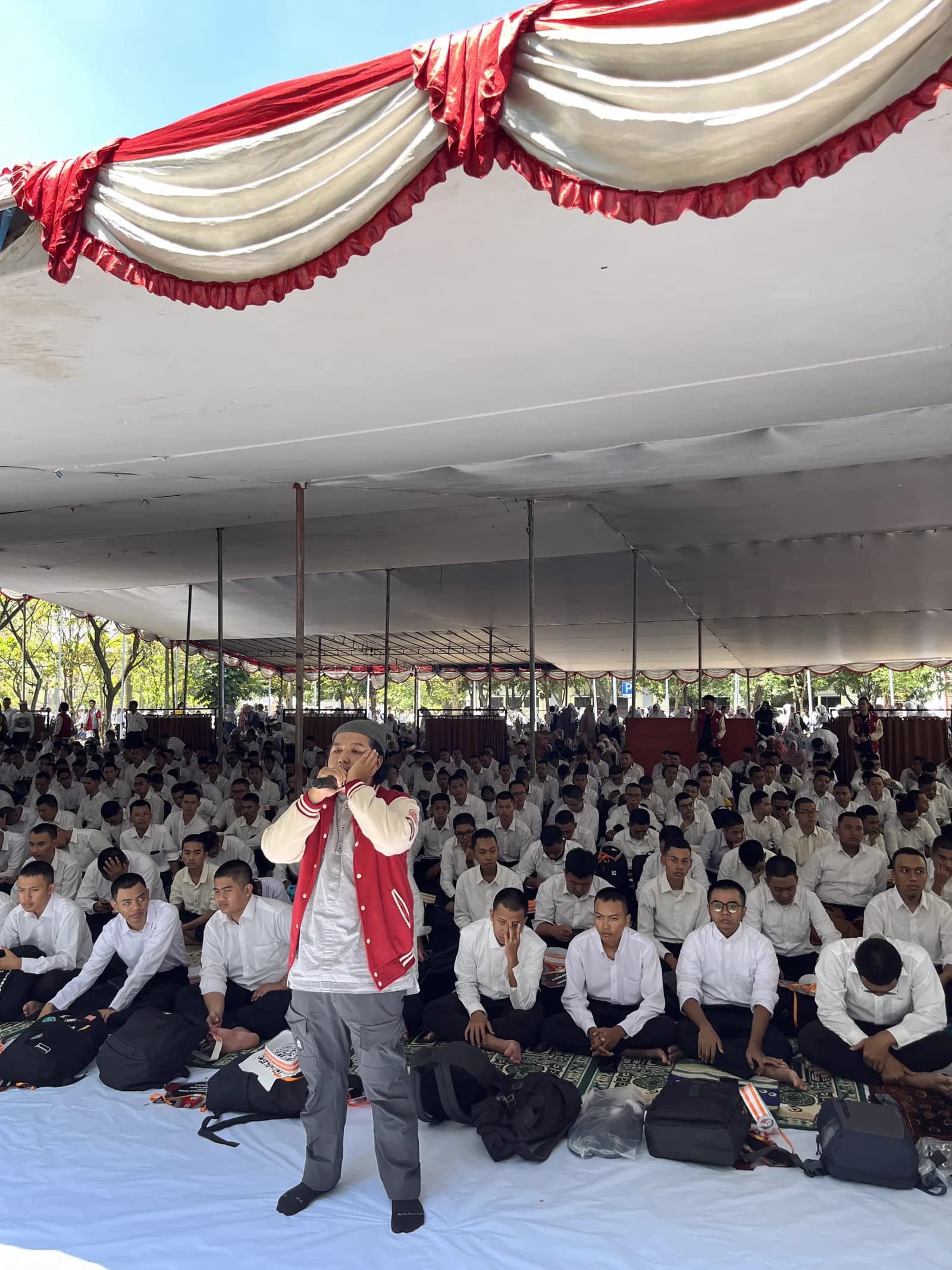 Suasana khusyuk jamaah masjid kampus Telkom