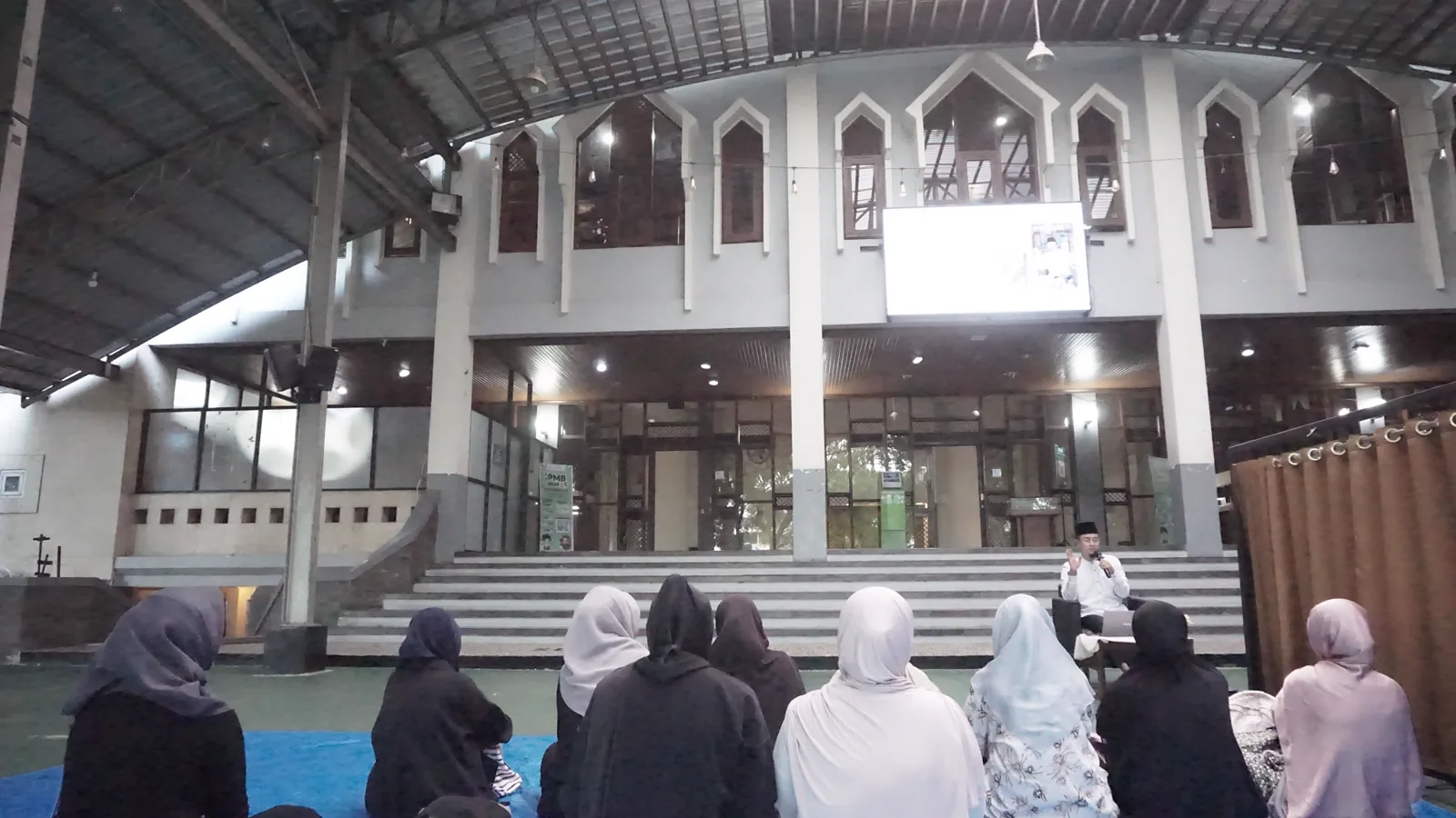 Briefing perdana bersama seluruh volunteer