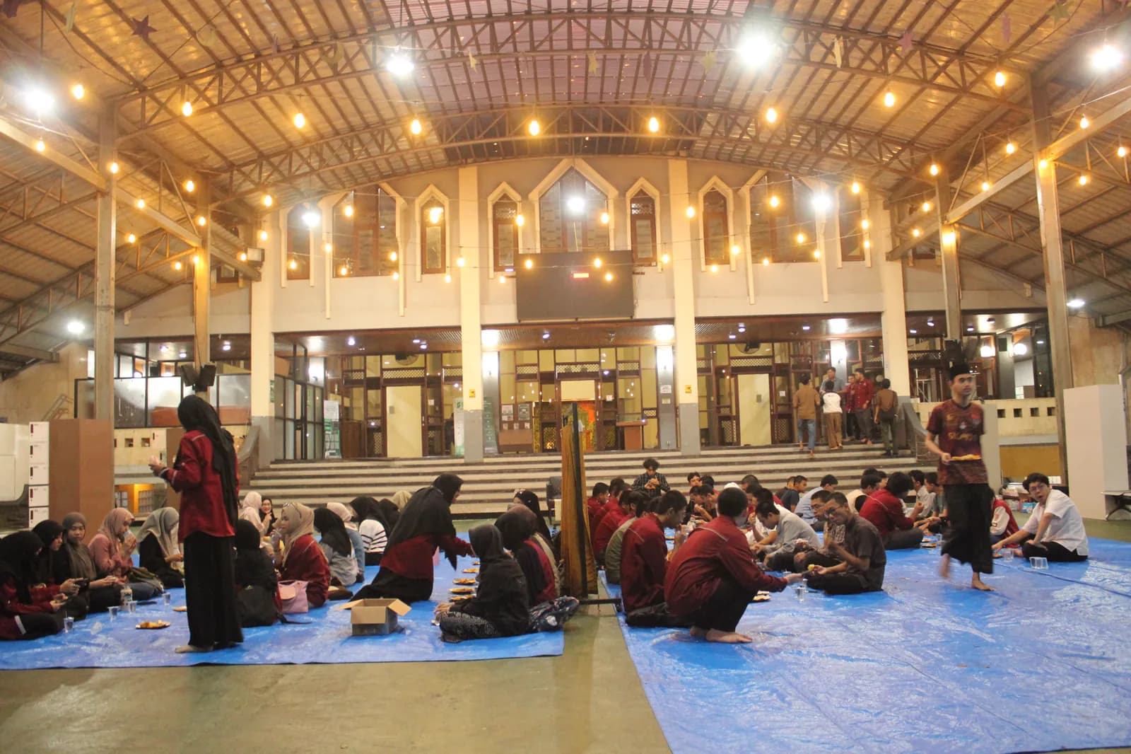Foto kesiapan panitia sebelum acara penyambutan dimulai