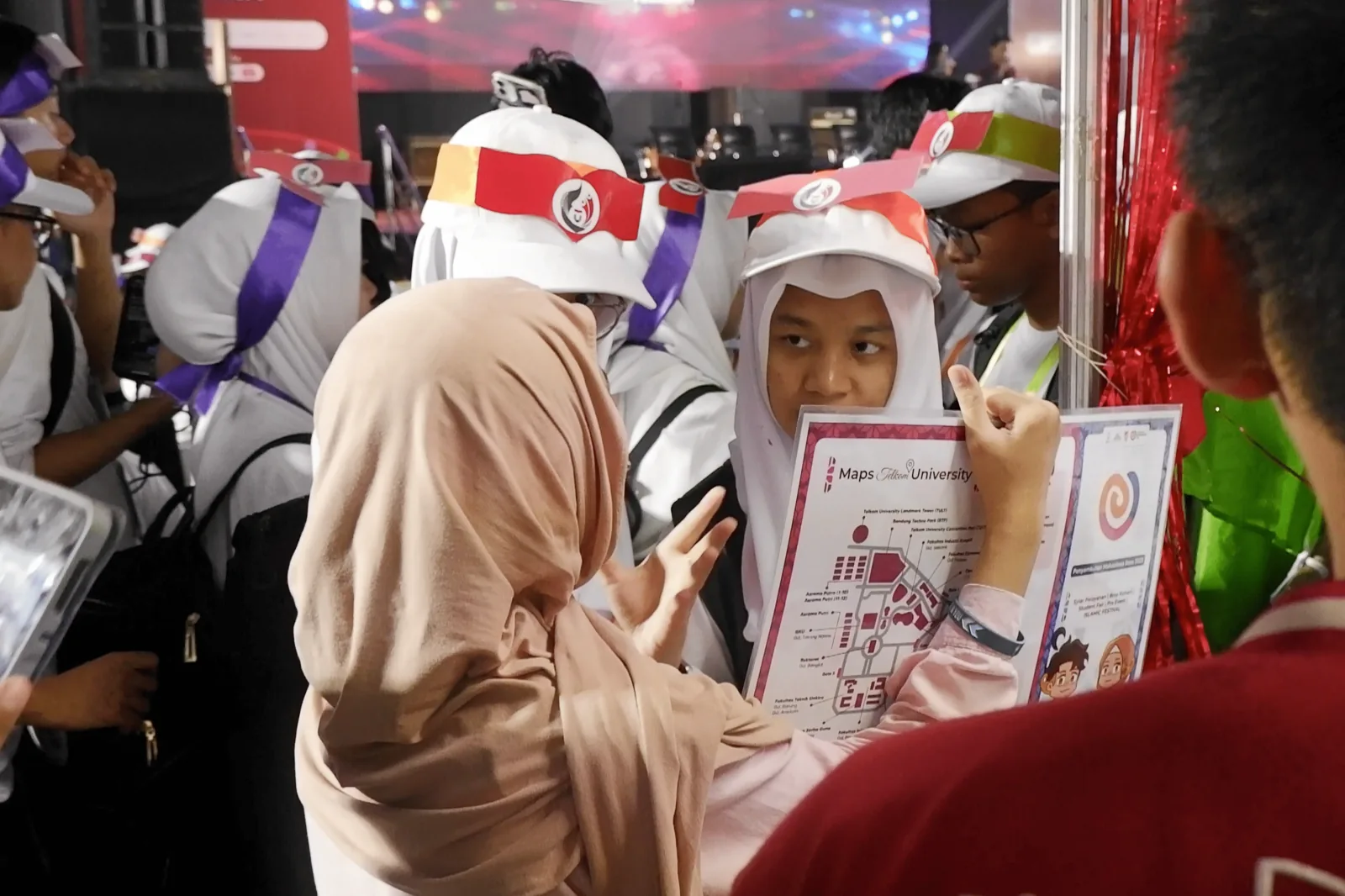 Pemberian brosur pendaftaran kaderisasi baru