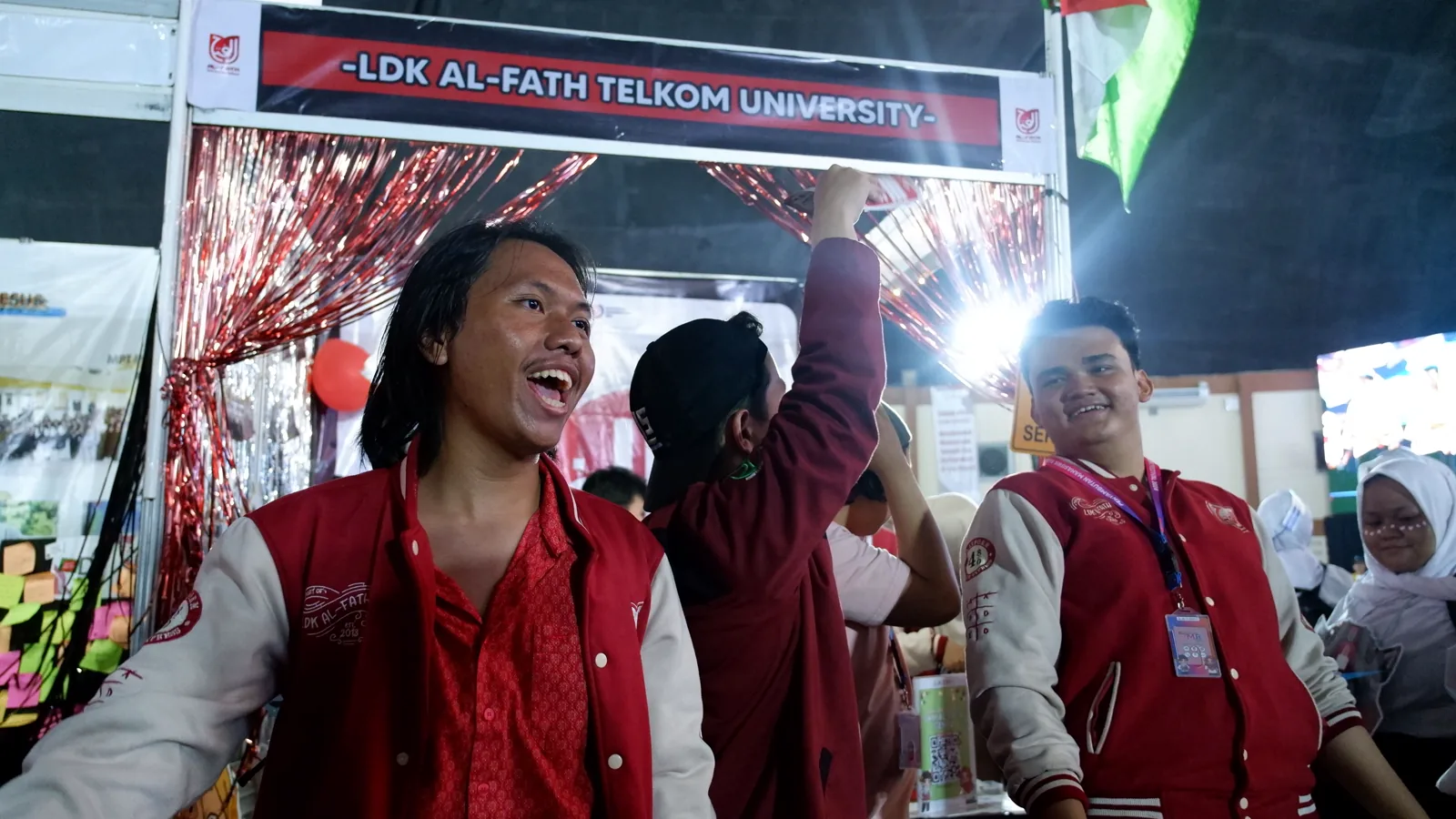 Kunjungan interaktif mahasiswa baru ke booth