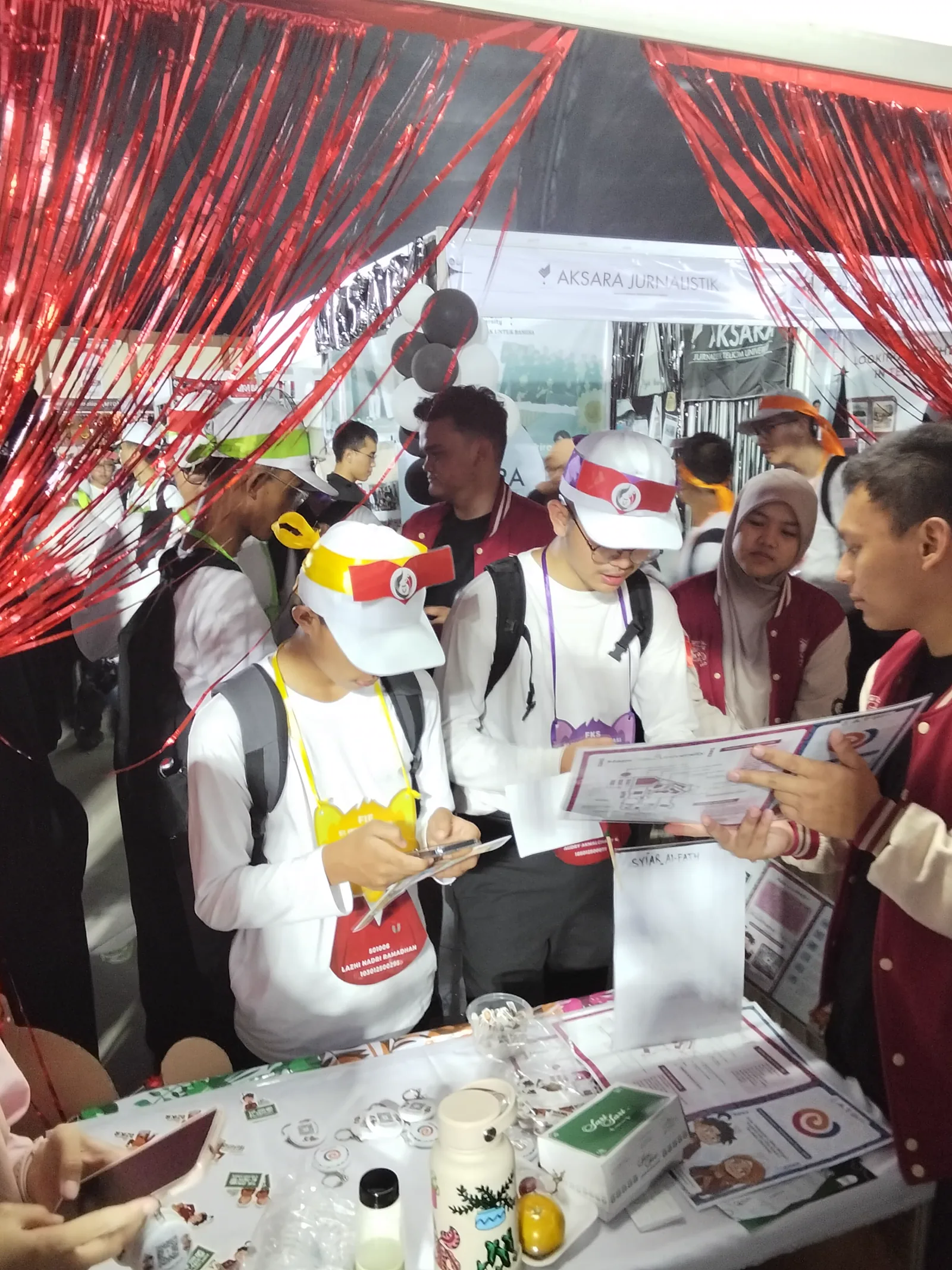 Keseruan suasana stan pameran mahasiswa muslim